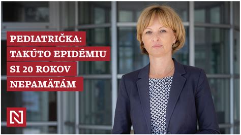 Dieťa v kuchárskej čiapke pripravuje hamburger v detskej reštaurácii