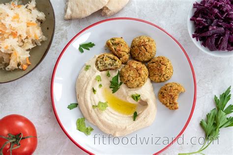 Rôzne jedlá pripravené z cícera: hummus, falafel, šalát