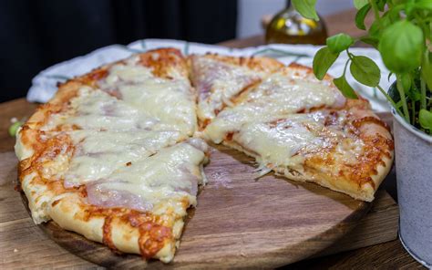 Pizza s plnenými okrajmi syrom
