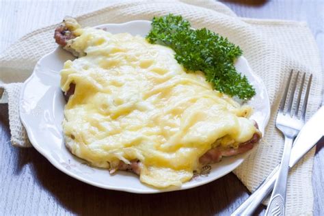Zapečené bravčové mäso so syrom a šunkou