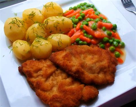 Kotlet Schabowy na tanieri s prílohou