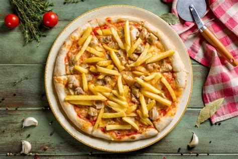 Rôzne druhy pizze s hranolkami