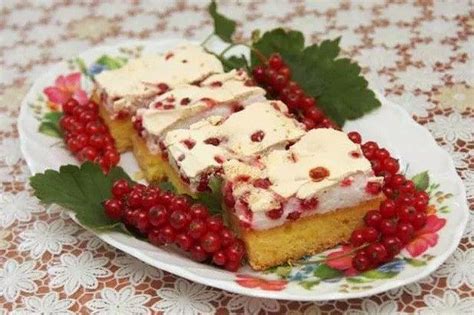 Kúsok ríbezľového koláča so snehom a čerstvými ríbezľami na tanieri