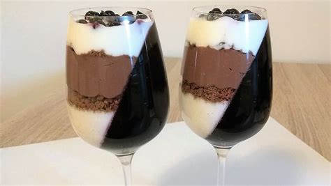 Vrstvený dezert v pohári s krémom Baileys, sušienkami a čokoládou