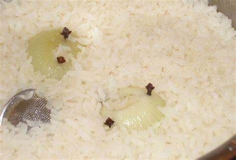 Ingrediencie na ryžu s cibuľou: ryža, cibuľa, olej, voda, soľ