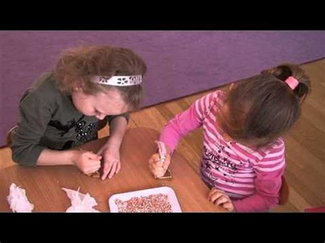 Deti zdobia medovníky s radosťou