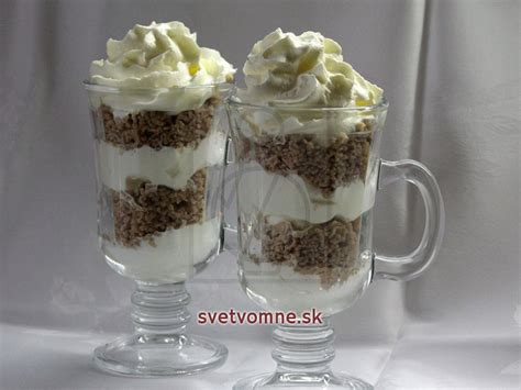 Zobrazenie hotových Somlói galušiek v pohári so šľahačkou a čokoládovou polevou