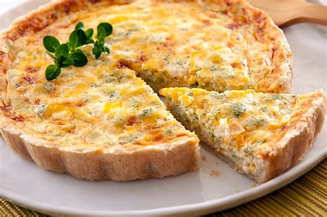 Zlatistý upečený quiche s čerstvými bylinkami