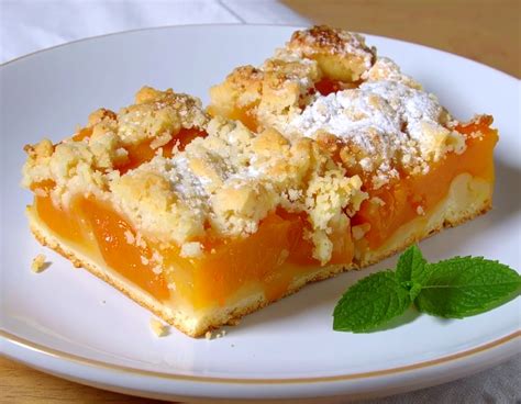 Bezlepkový tvarohový koláč s broskyňami a drobenkou