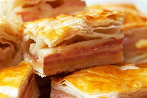 detailný záber na vrstvené lístkové pagáčiky so syrom