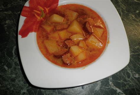 Párky a slanina na falošný guláš