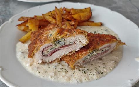 Kurací Cordon Bleu na tanieri s prílohou