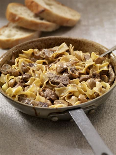 Hovädzí stroganoff s cestovinou a šampiňónmi