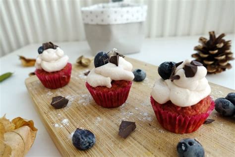 Cviklové muffiny s krémom a bobuľovým ovocím