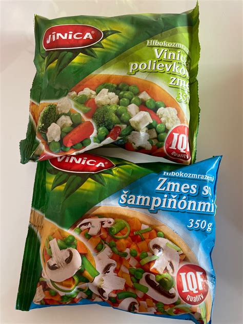 Zmesi údeného mäsa a rôznych zeleninových príloh