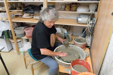 Práca s hlinou na hrnčiarskom kruhu