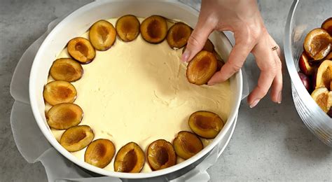 Tradičný slivkový koláč s posýpkou