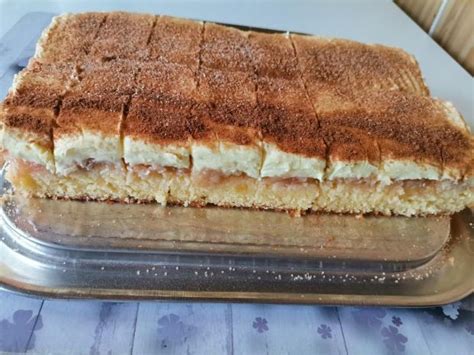Schéma vrstvenia koláča: cesto, jablká, puding a strúhané cesto