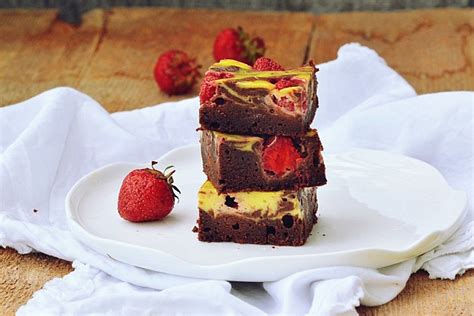 Detailný záber na mramorové brownie s tvarohom a čerstvým ovocím na tanieri