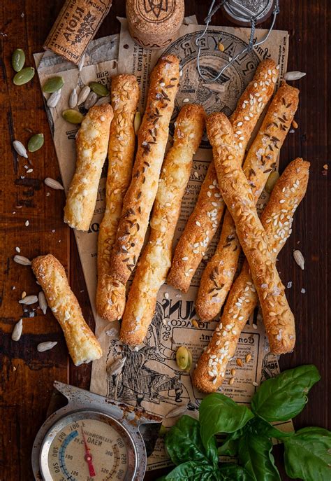 Rôzne posypy na slanom pečive: sezam, kmín, paprika