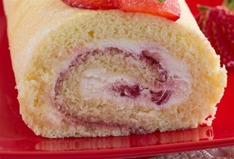 Vrstvenie piškótových rezov s jahodovou plnkou