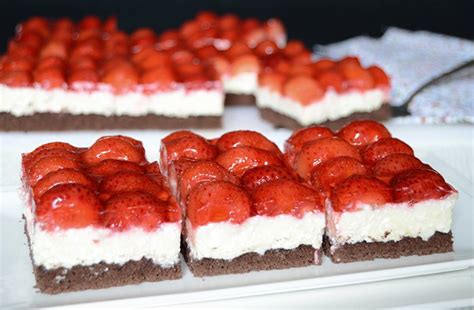 Hotové tvarohové Míša rezy s jahodami