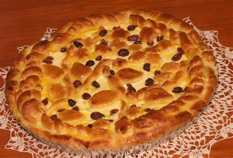 Zlatohnedý kysnutý tvarohový koláč s hrozienkami
