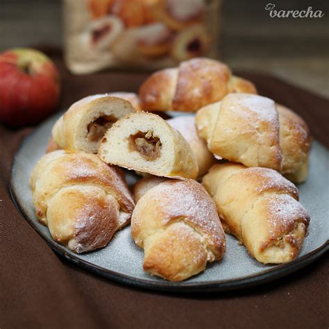 Hotové rožky s práškovým cukrom