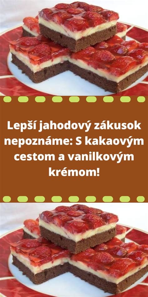 Rozkrojený jahodový zákusok s krémom a čokoládovou polevou