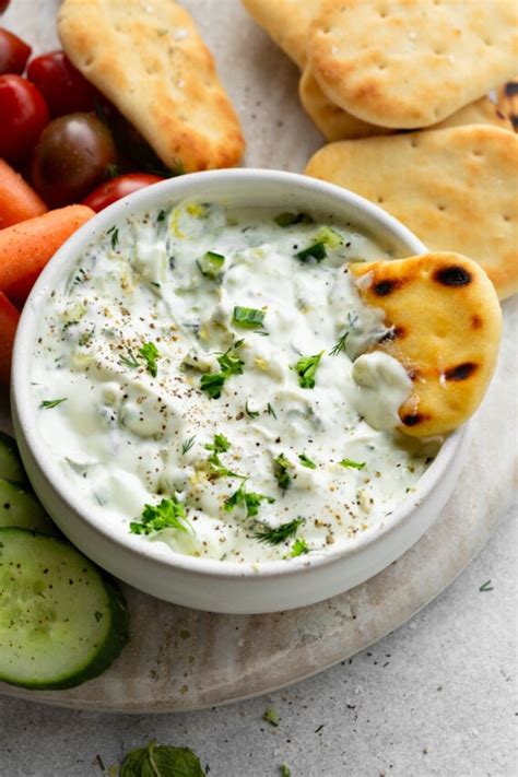 Servírovanie divinových fašírok s tzatziki a pyré