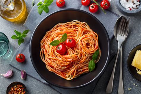 Špagety s omáčkou sugo a čerstvou bazalkou