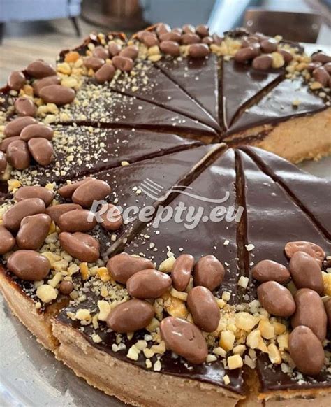 Plátok gaštanového cheesecaku s čokoládovou polevou a čokoládovými lístkami
