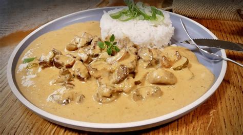 Servírovaný hovädzí Stroganov s cestovinou