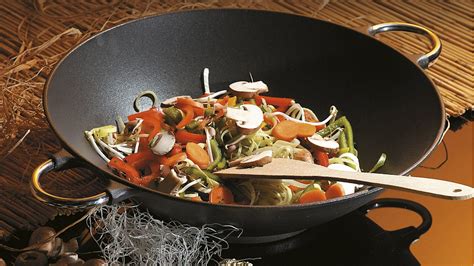 Zelenina vo woku pri príprave stir-fry