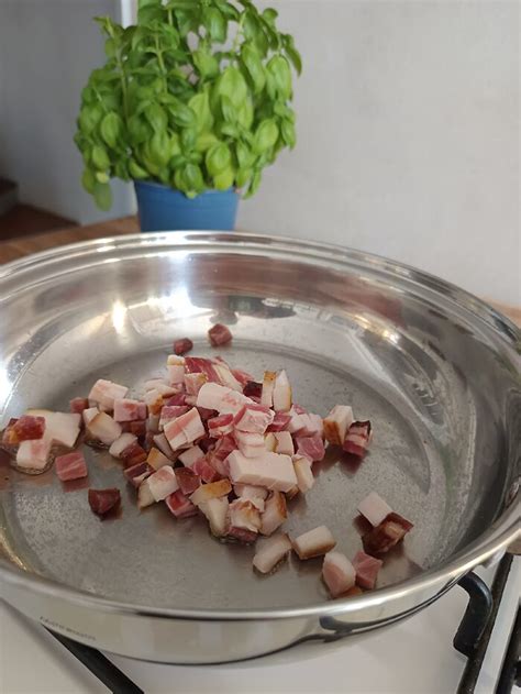 Slanina nakrájaná na kocky na drevenej doske