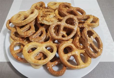 Čerstvo upečené chrumkavé praclíky