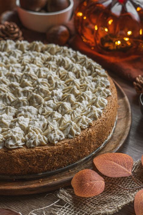 Nádherná gaštanová torta s krémom a gaštanmi