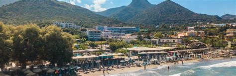 Pláž v Atali Grand Resort na Kréte