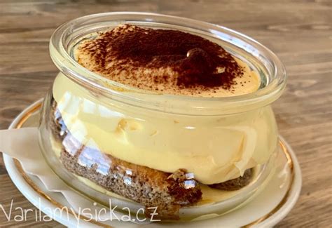 RAW Tiramisu podávané s kakaom