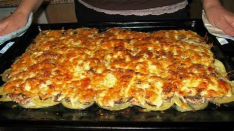 Zapečené morčacie mäso so zemiakmi a cibuľou