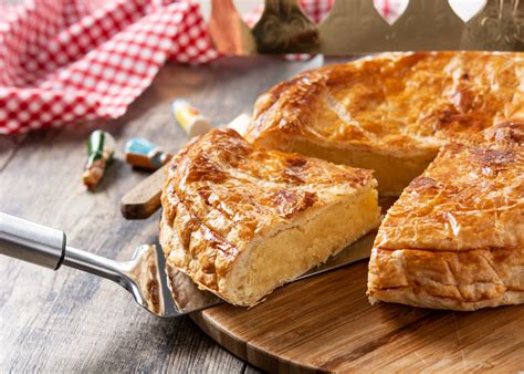 Koláč Galette des Rois s korunkou