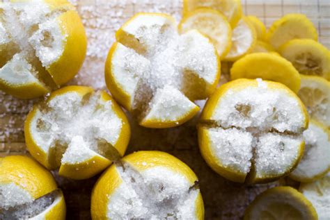 Detailný záber na baklažánové plátky posypané soľou na vypotenie horkosti