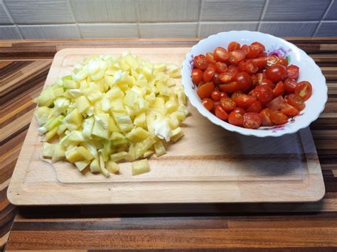 Pripravené suroviny na lečo - nakrájaná paprika, paradajky, cuketa a tofu
