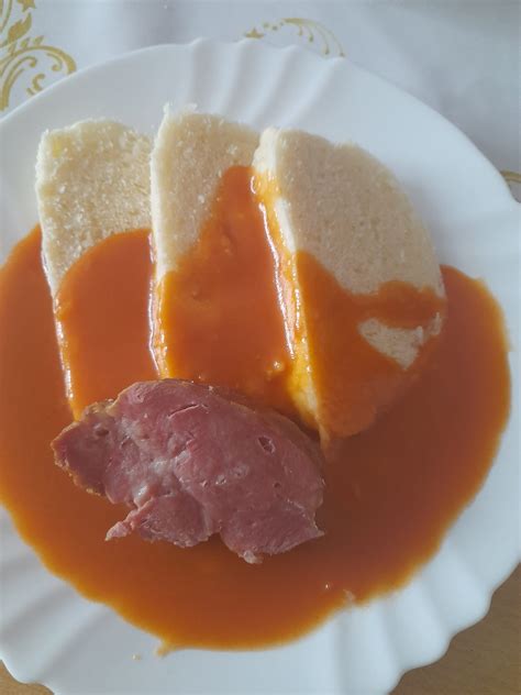 Údené mäso s chrenovou omáčkou a knedľou