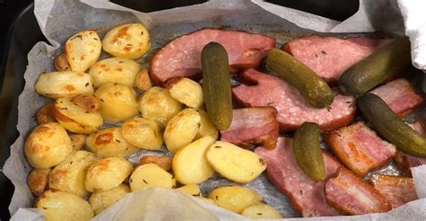Údené mäso s bryndzovou omáčkou, zemiakmi a fazuľkou