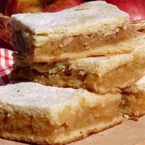 Babičkin jablkový koláč zasnežený práškovým cukrom