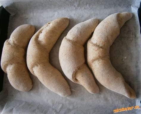 Čerstvo upečené celozrnné rožky na plechu