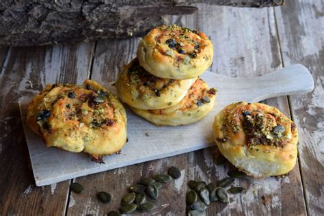 Slané sušienky s parmezánom a sušenými paradajkami s dipom