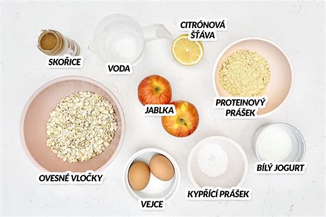 Ingrediencie na jablkovo-banánový koláč: banány, jablká, ovsené vločky, vajcia, mlieko, olej, cukor, škorica