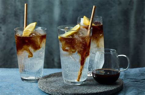 Espresso tonic s plátkom citrusu a ľadom